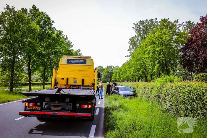 Aanhanger geladen met stenen belandt op zijn kant