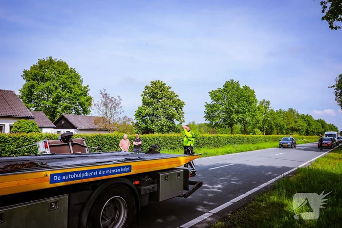 Aanhanger geladen met stenen belandt op zijn kant