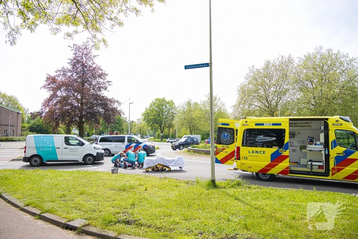 Fietsster aangereden op rotonde