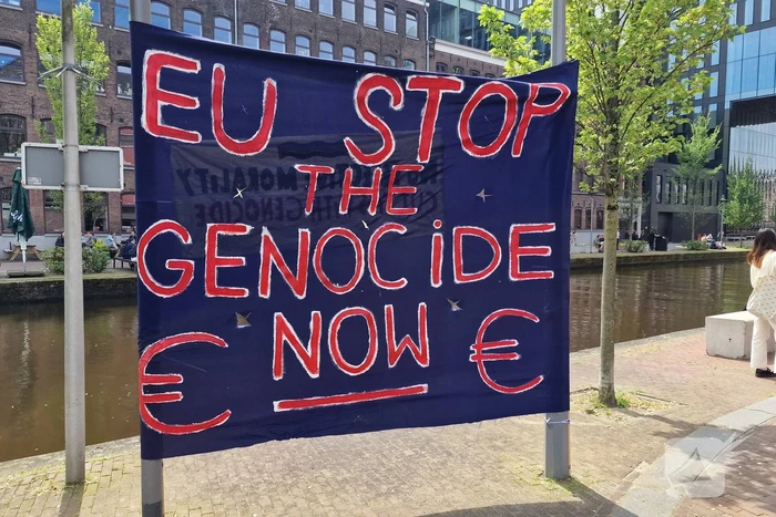 Studenten in tenten op grasveld bij UvA
