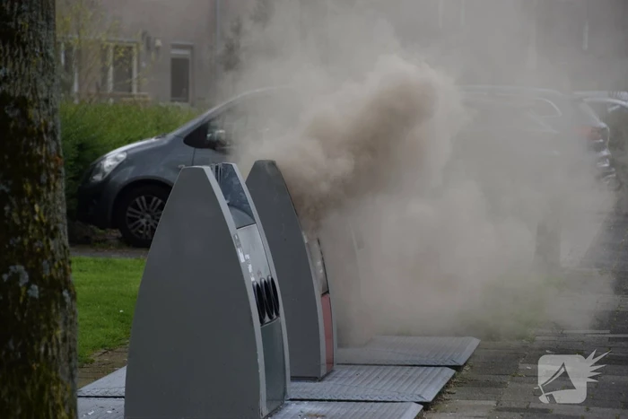 Fikse rookontwikkeling bij brand in textiel container