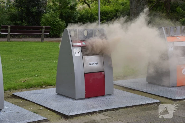 Fikse rookontwikkeling bij brand in textiel container