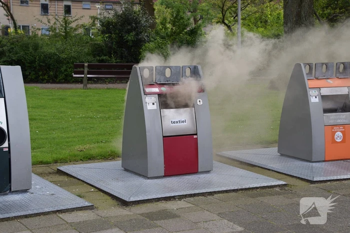 Fikse rookontwikkeling bij brand in textiel container