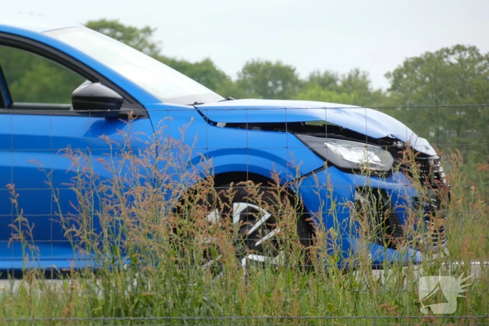 Automobilist klapt achterop bestelbus
