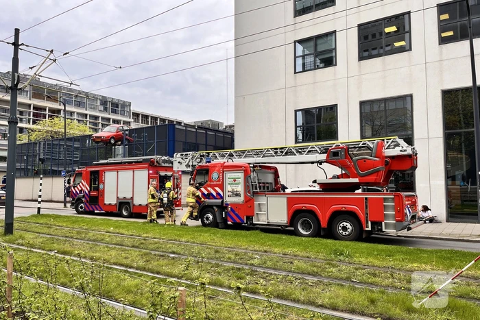 Brandweer onderzoekt rookontwikkeling in fietsenhok