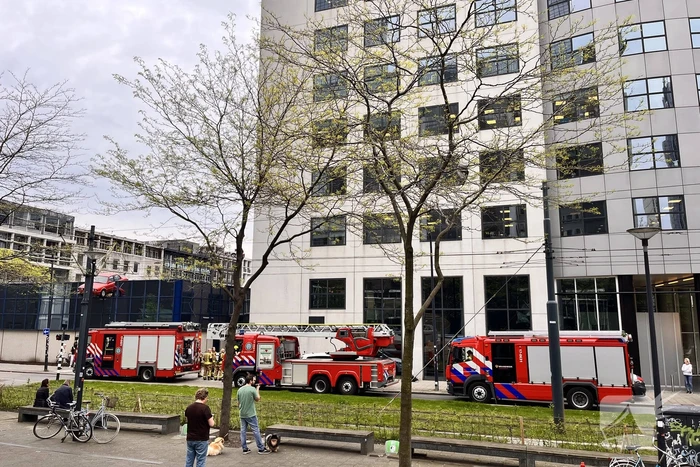 Brandweer onderzoekt rookontwikkeling in fietsenhok