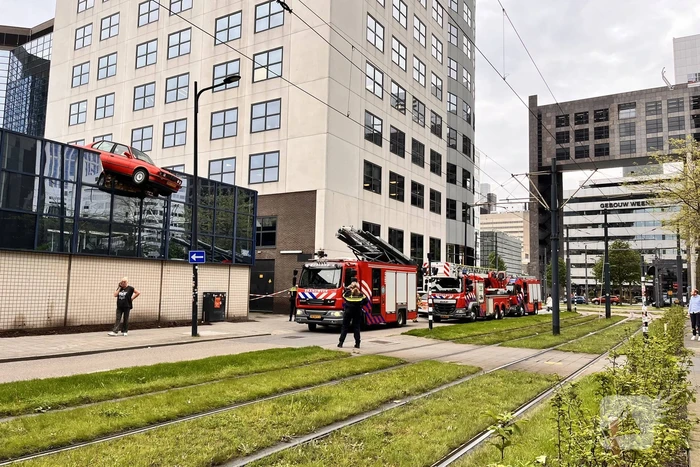 Brandweer onderzoekt rookontwikkeling in fietsenhok