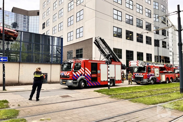 Brandweer onderzoekt rookontwikkeling in fietsenhok