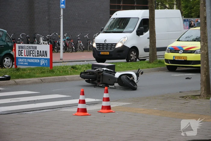 Bezorgscooter en auto botsen op rotonde