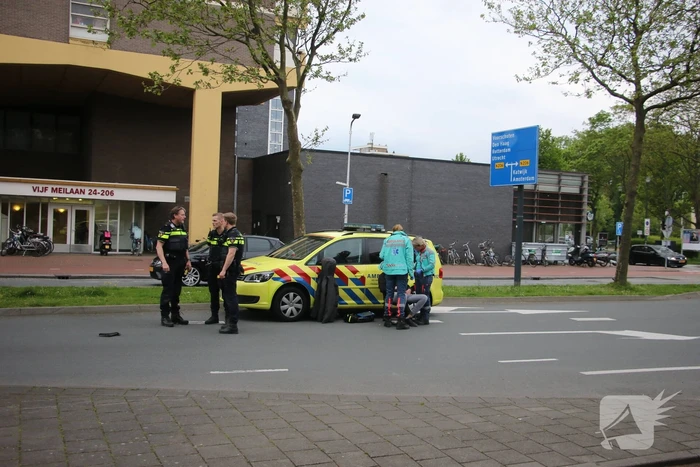 Bezorgscooter en auto botsen op rotonde
