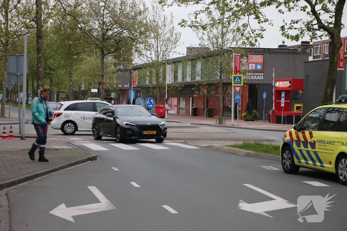 Bezorgscooter en auto botsen op rotonde