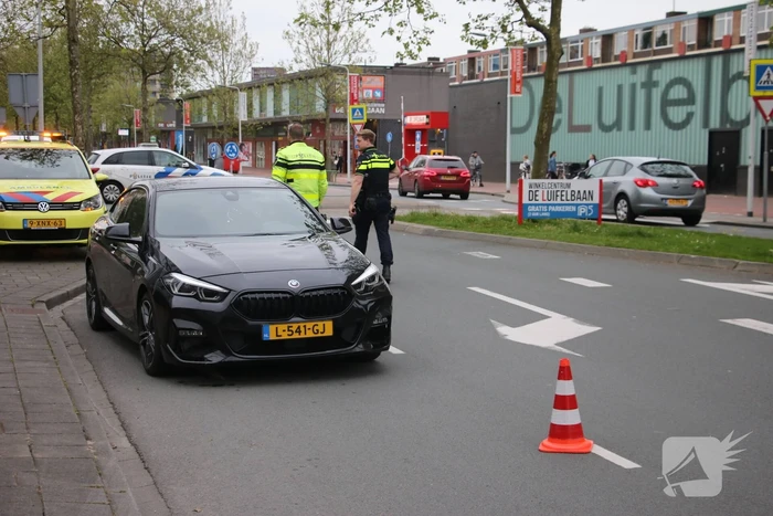 Bezorgscooter en auto botsen op rotonde