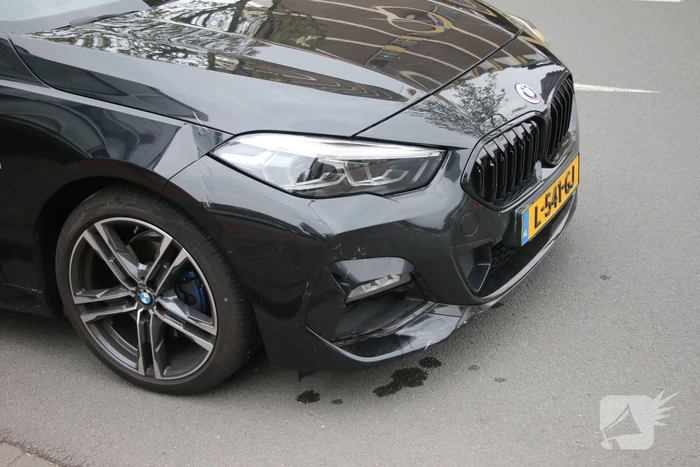 Bezorgscooter en auto botsen op rotonde
