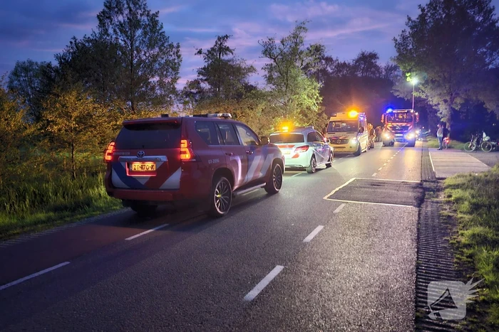 Persoon belandt met scootmobiel in sloot
