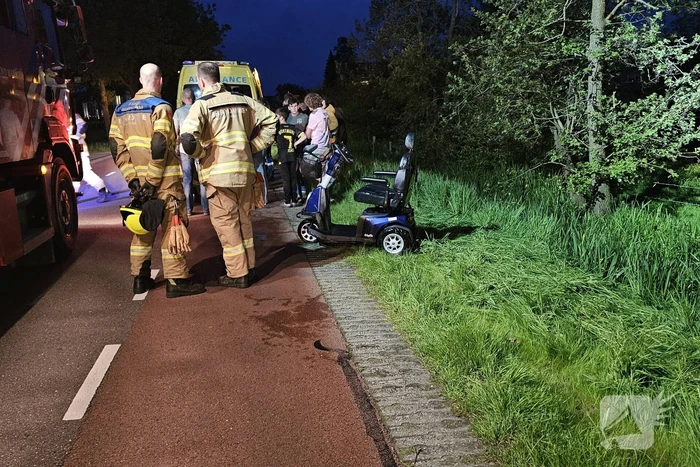 Persoon belandt met scootmobiel in sloot