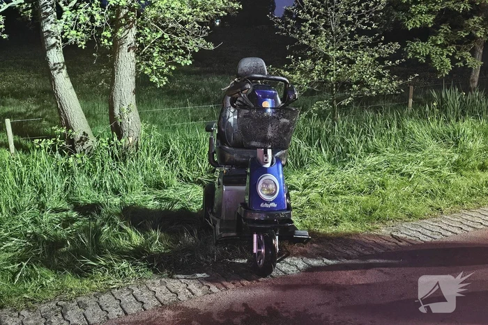 Persoon belandt met scootmobiel in sloot