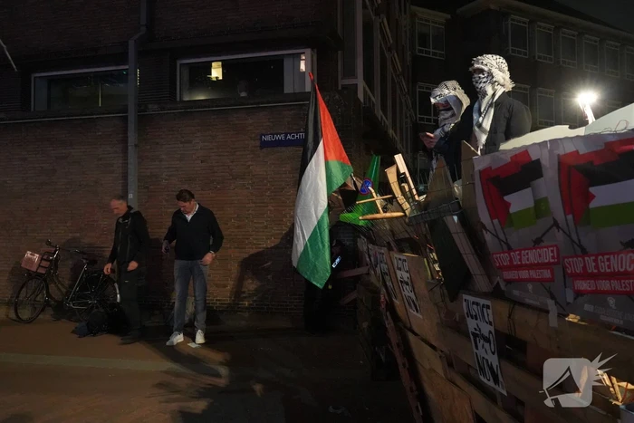 ME grijpt in bij bezetting UvA terrein