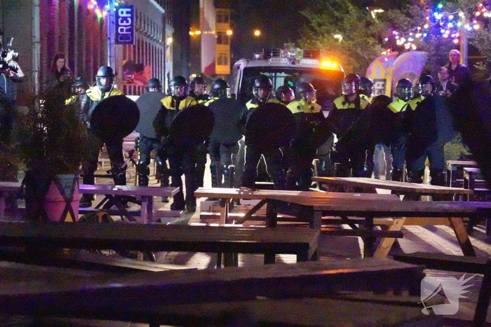 ME grijpt in bij bezetting UvA terrein