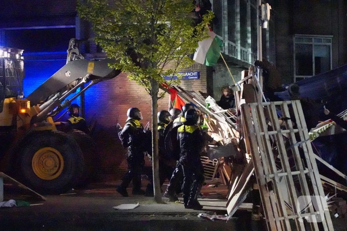 ME grijpt in bij bezetting UvA terrein