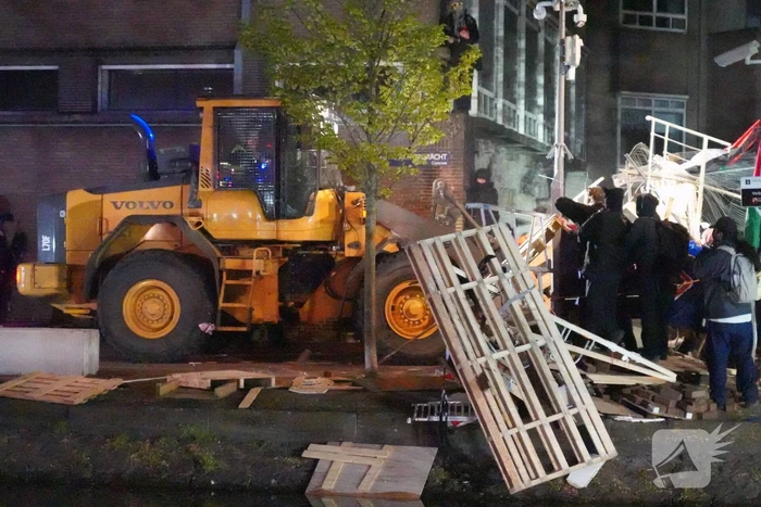 ME grijpt in bij bezetting UvA terrein