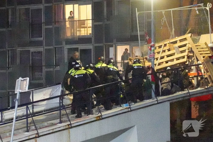 ME grijpt in bij bezetting UvA terrein