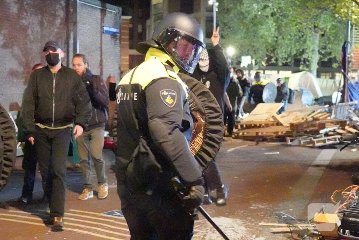ME grijpt in bij bezetting UvA terrein
