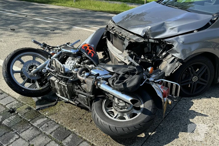Motorrijder gewond bij harde botsing met automobilist