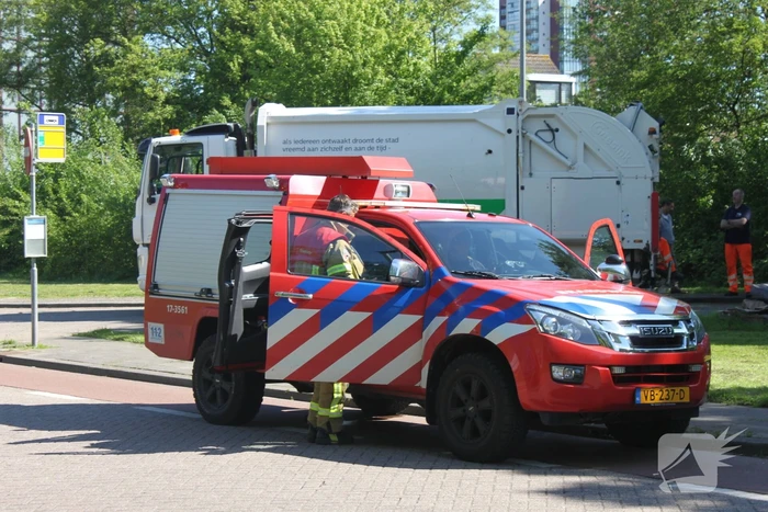 Vuilniswagen dumpt afval op straat vanwege mogelijke brand