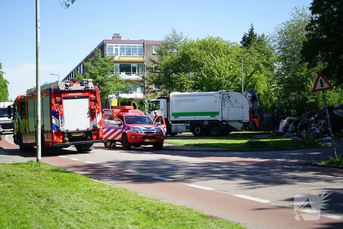 Vuilniswagen dumpt afval op straat vanwege mogelijke brand