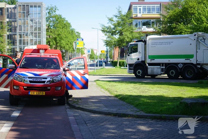 Vuilniswagen dumpt afval op straat vanwege mogelijke brand