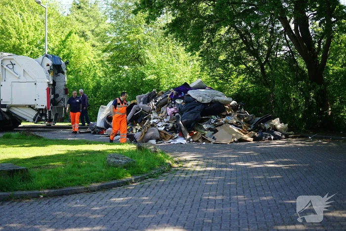 Vuilniswagen dumpt afval op straat vanwege mogelijke brand
