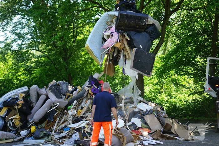 Vuilniswagen dumpt afval op straat vanwege mogelijke brand
