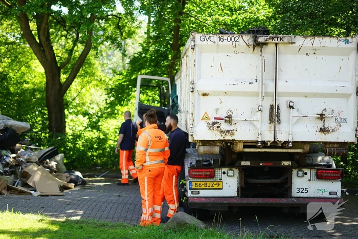 Vuilniswagen dumpt afval op straat vanwege mogelijke brand