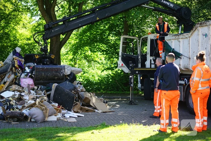 Vuilniswagen dumpt afval op straat vanwege mogelijke brand