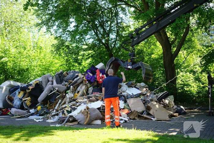 Vuilniswagen dumpt afval op straat vanwege mogelijke brand
