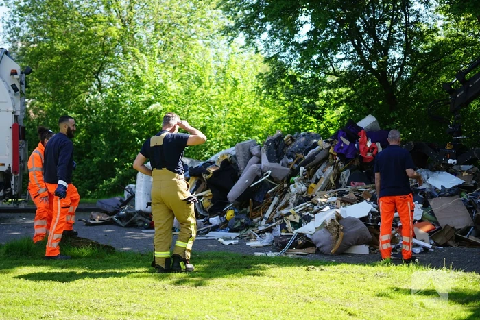 Vuilniswagen dumpt afval op straat vanwege mogelijke brand