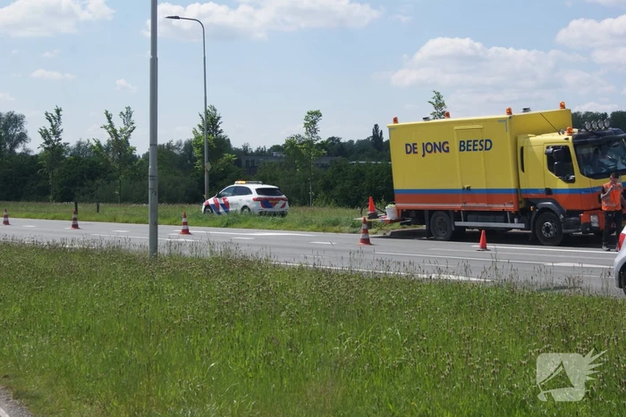 Vrachtwagen en personenauto in botsing bij kruising