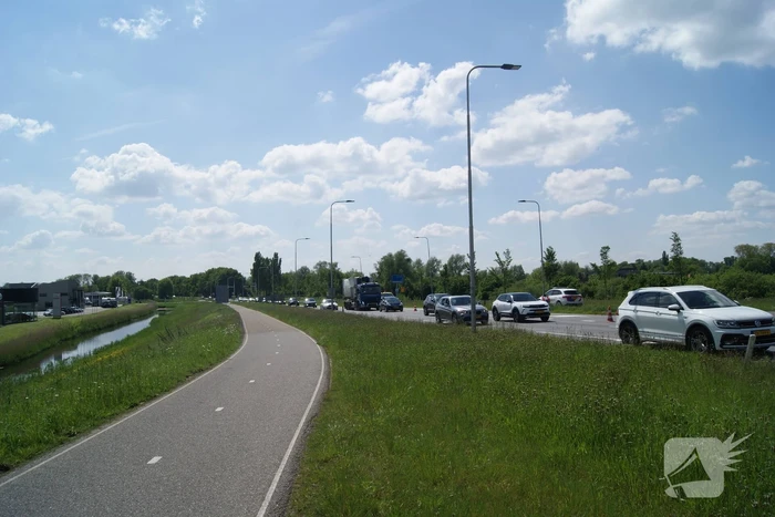 Vrachtwagen en personenauto in botsing bij kruising