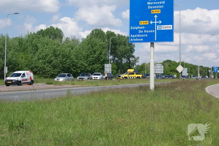 Vrachtwagen en personenauto in botsing bij kruising