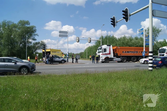 Vrachtwagen en personenauto in botsing bij kruising