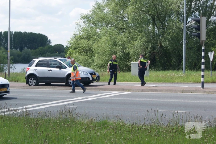 Vrachtwagen en personenauto in botsing bij kruising