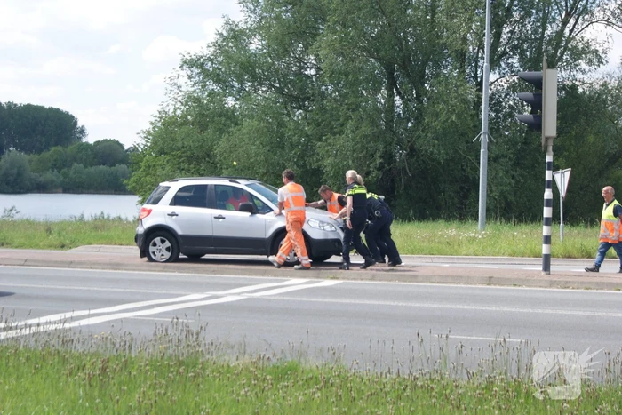 Vrachtwagen en personenauto in botsing bij kruising