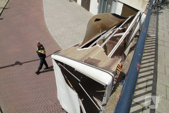 Ravage nadat bakwagen zich klemrijdt onder viaduct