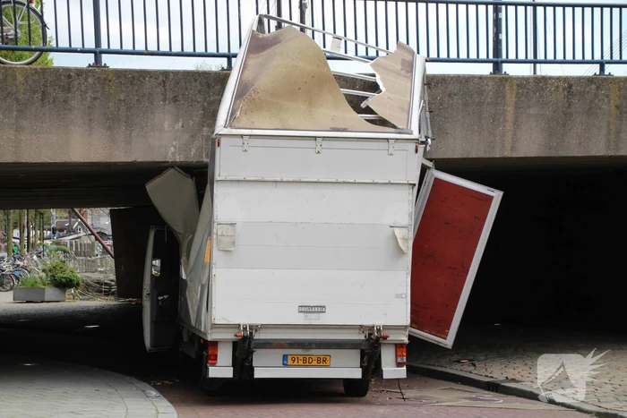 Ravage nadat bakwagen zich klemrijdt onder viaduct