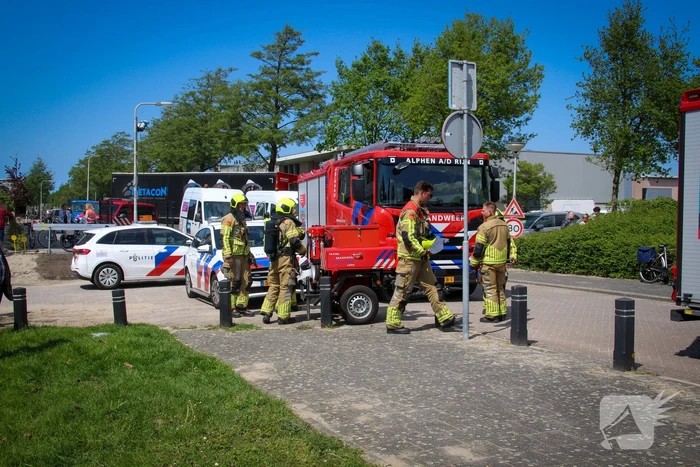 Ravage nadat bakwagen zich klemrijdt onder viaduct