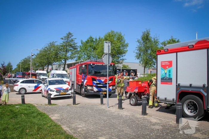 Ravage nadat bakwagen zich klemrijdt onder viaduct