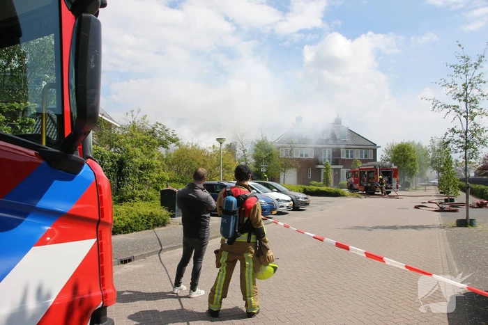 Ravage nadat bakwagen zich klemrijdt onder viaduct