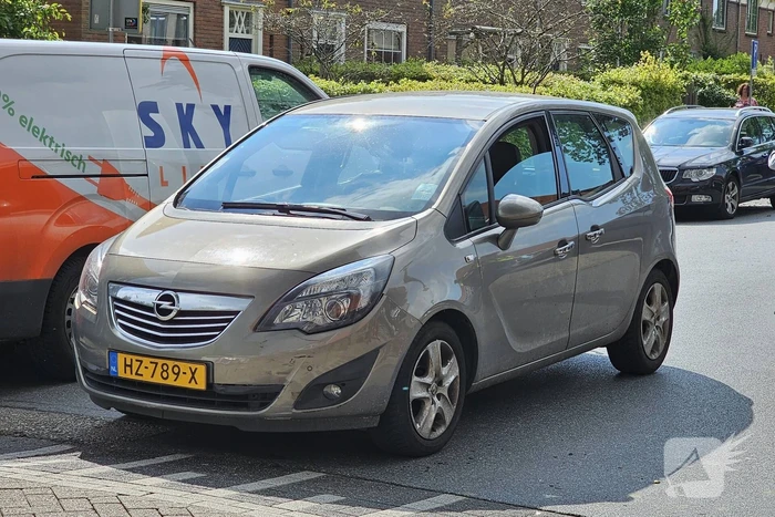 Scooterrijder botst op auto