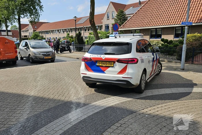 Scooterrijder botst op auto