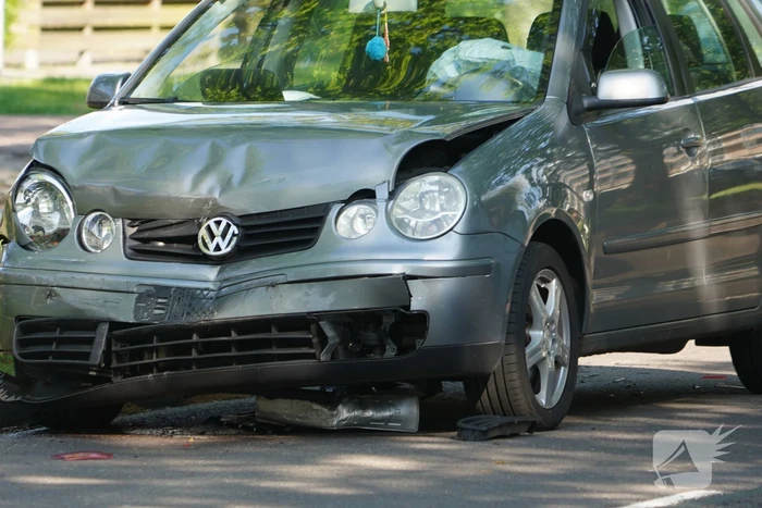 Auto beschadigd na kop-staartbotsing